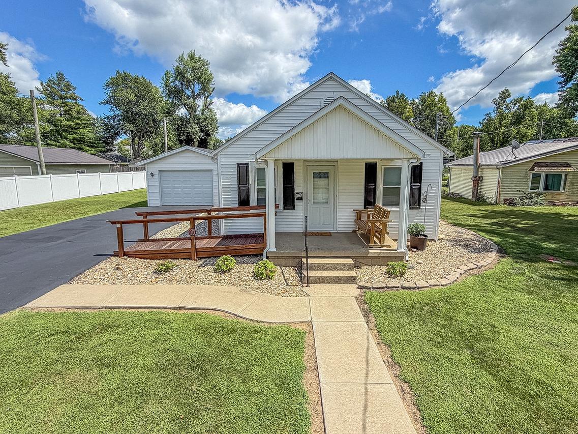 520 S 5th St., Sullivan, IL 61951