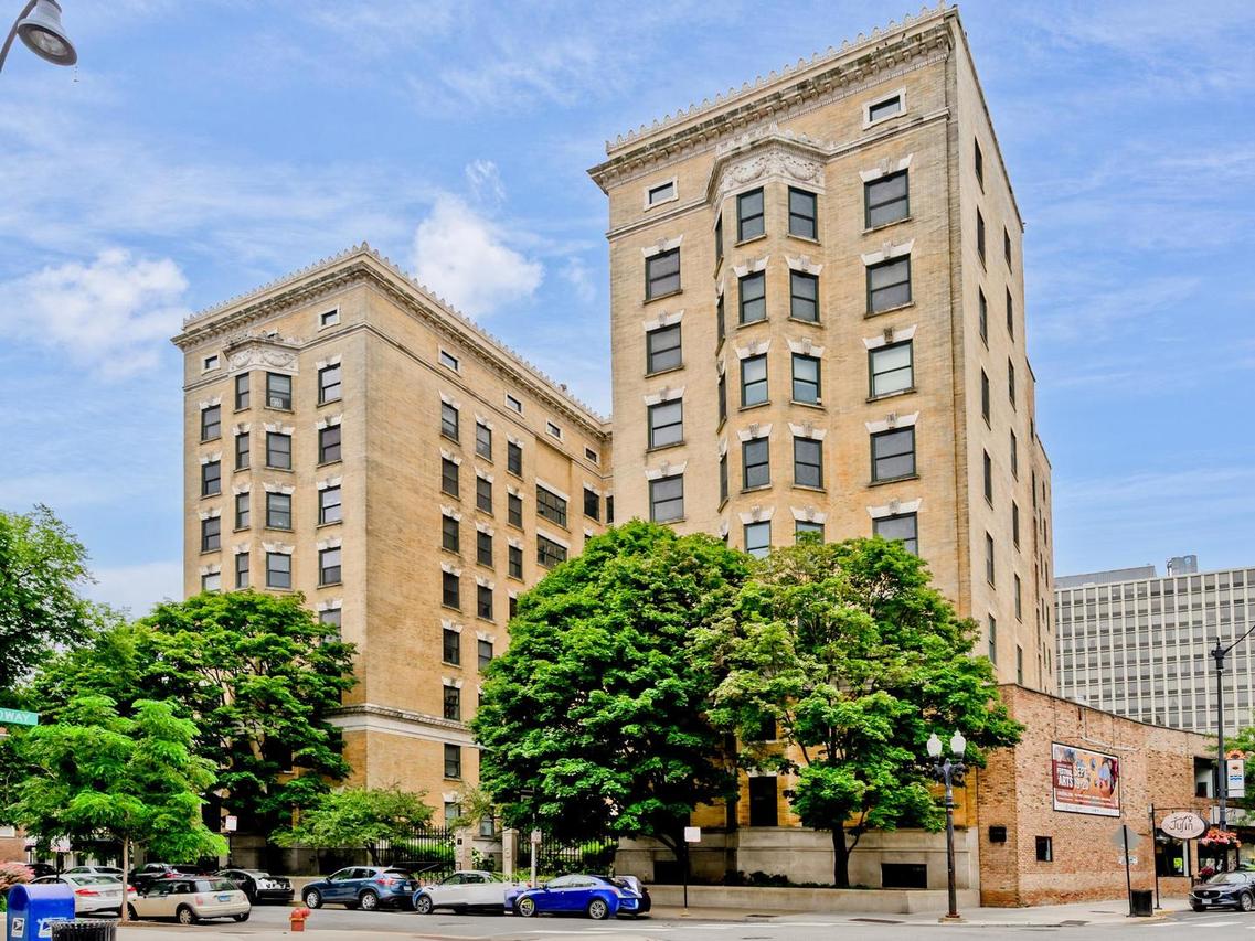 559 W Surf St. #500, Chicago, IL 60657