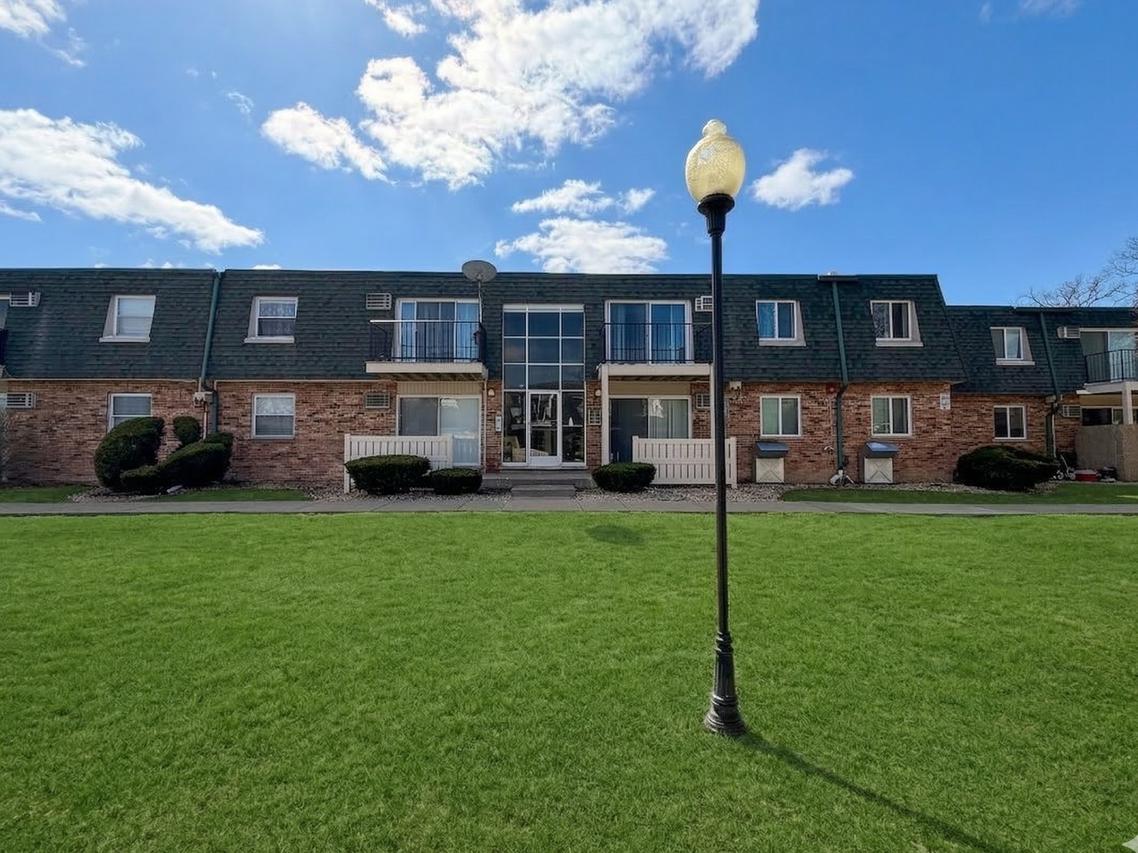 9954 S 84th Ter. #109, Palos Hills, IL 60465
