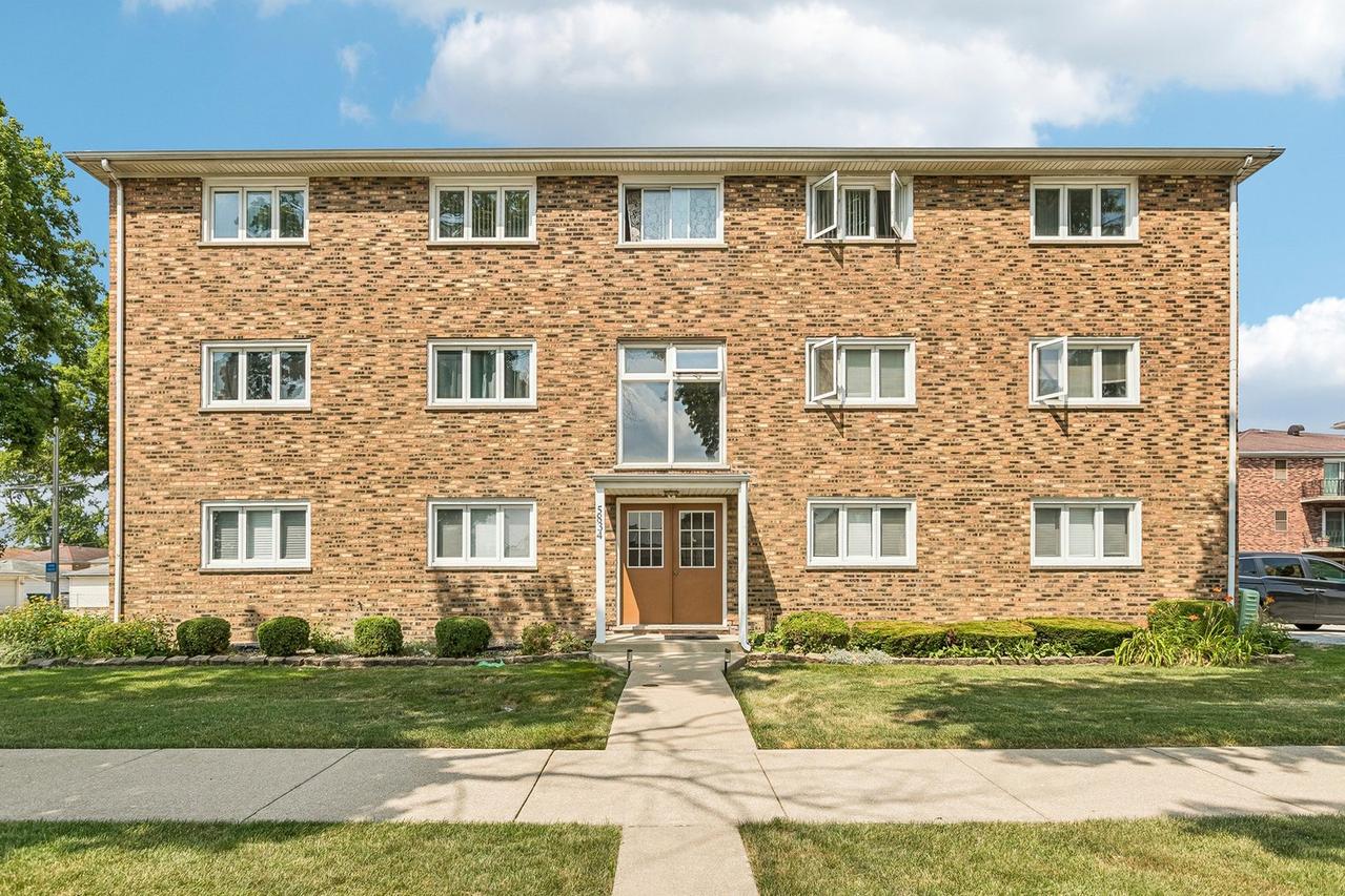 5834 W 77th St. #102, Burbank, IL 60459
