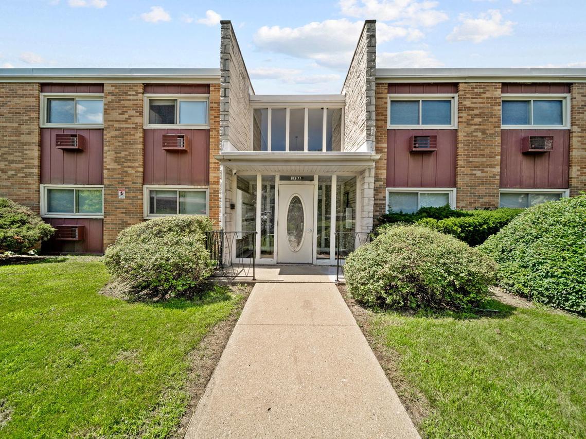 120 Collen Dr. #219, Lombard, IL 60148