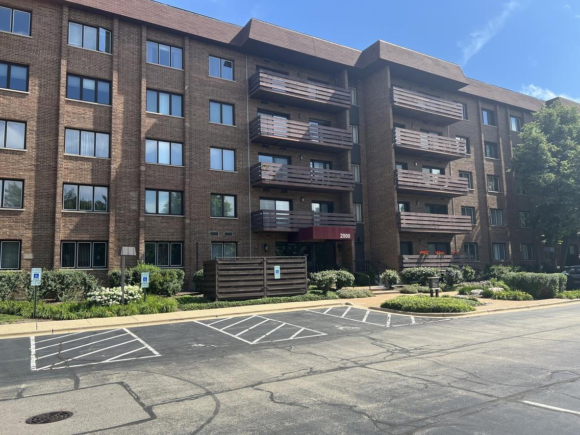2000 Chestnut Ave. #207, Glenview, IL 60025