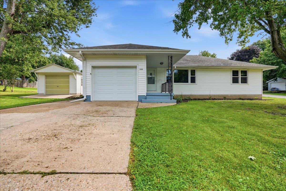 1000 E Jefferson St., Clinton, IL 61727