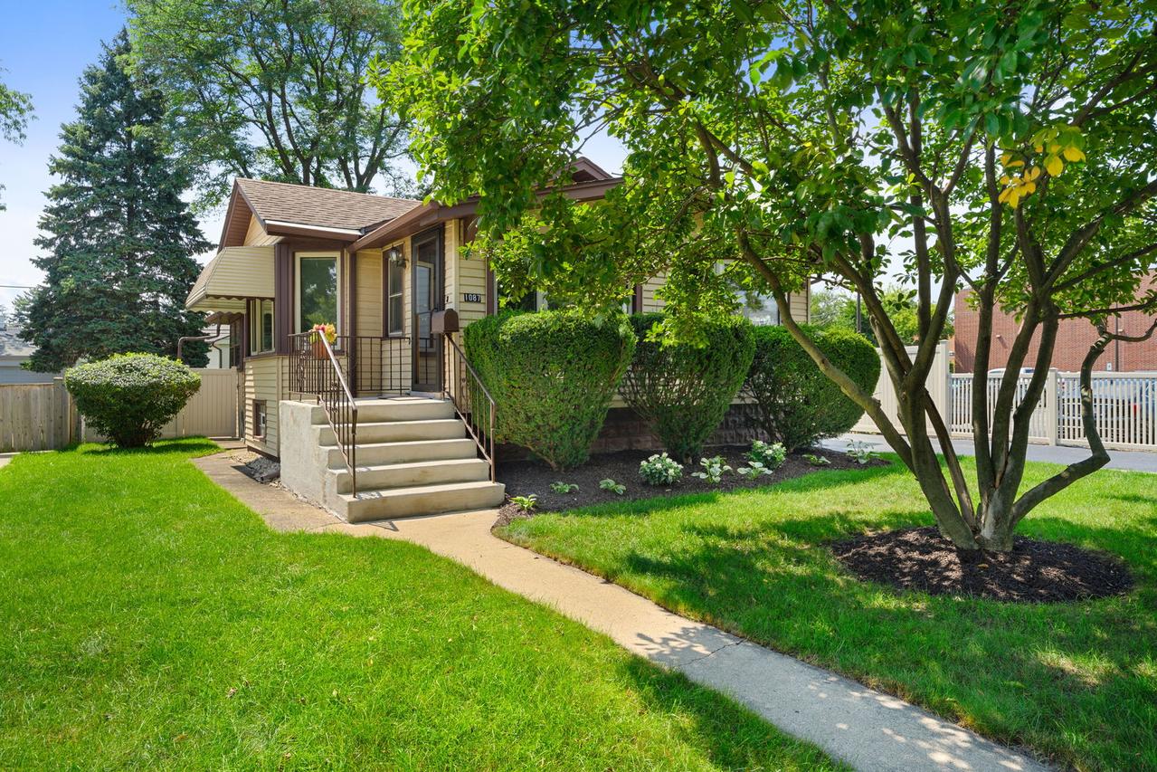 1087 Rose Ave., Des Plaines, IL 60016