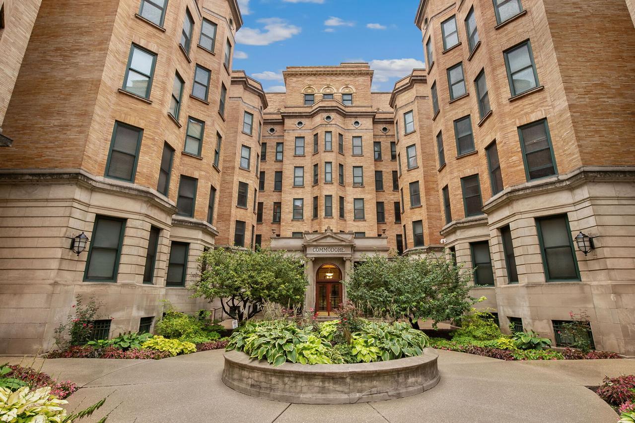 550 W Surf St. #302, Chicago, IL 60657