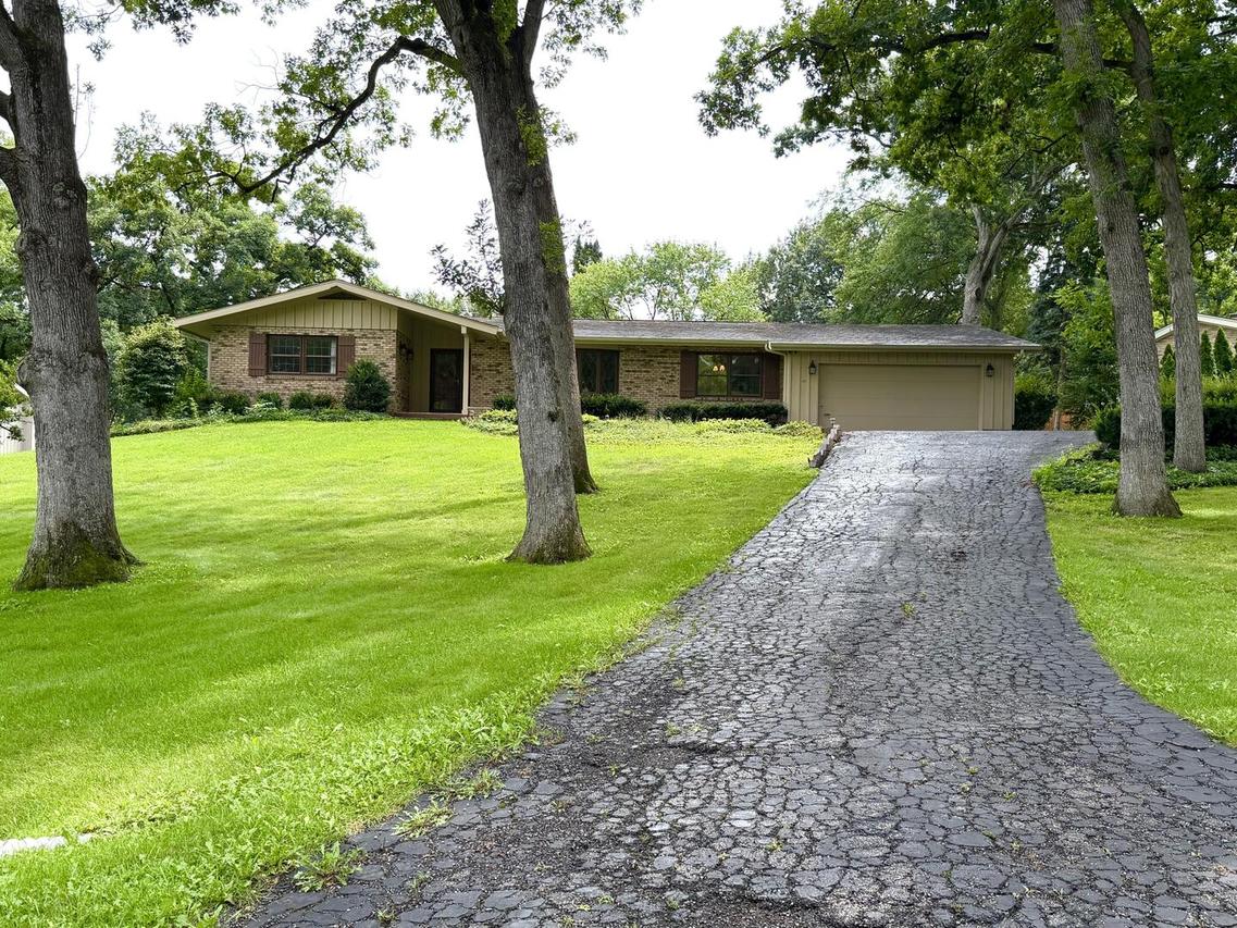 3915 N Tamarack Tr., Crystal Lake, IL 60012