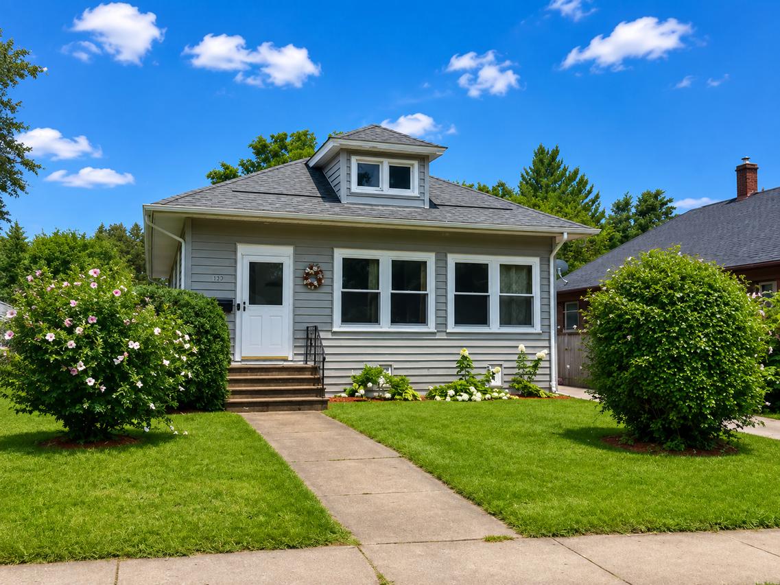 319 Oak St., Elgin, IL 60123