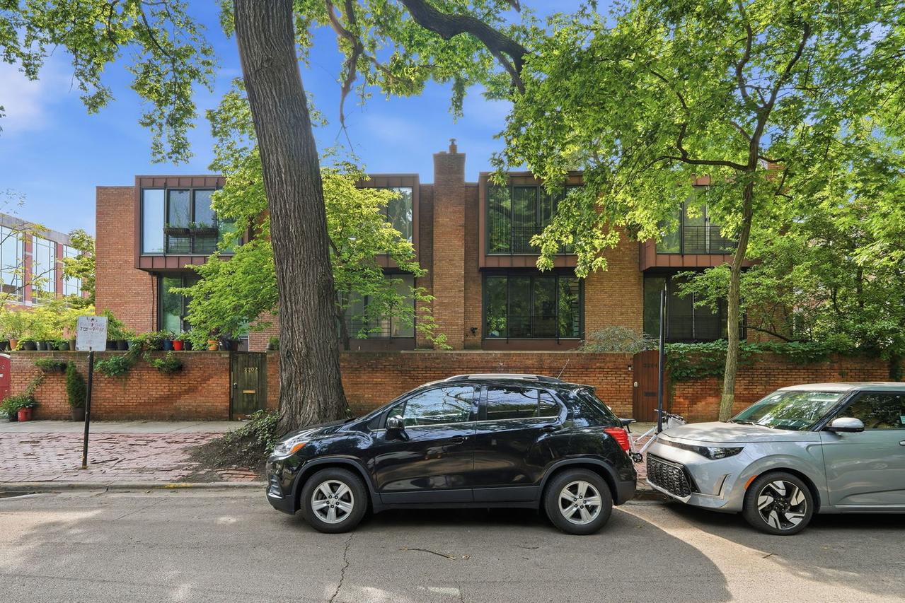 2206 N Burling St., Chicago, IL 60614