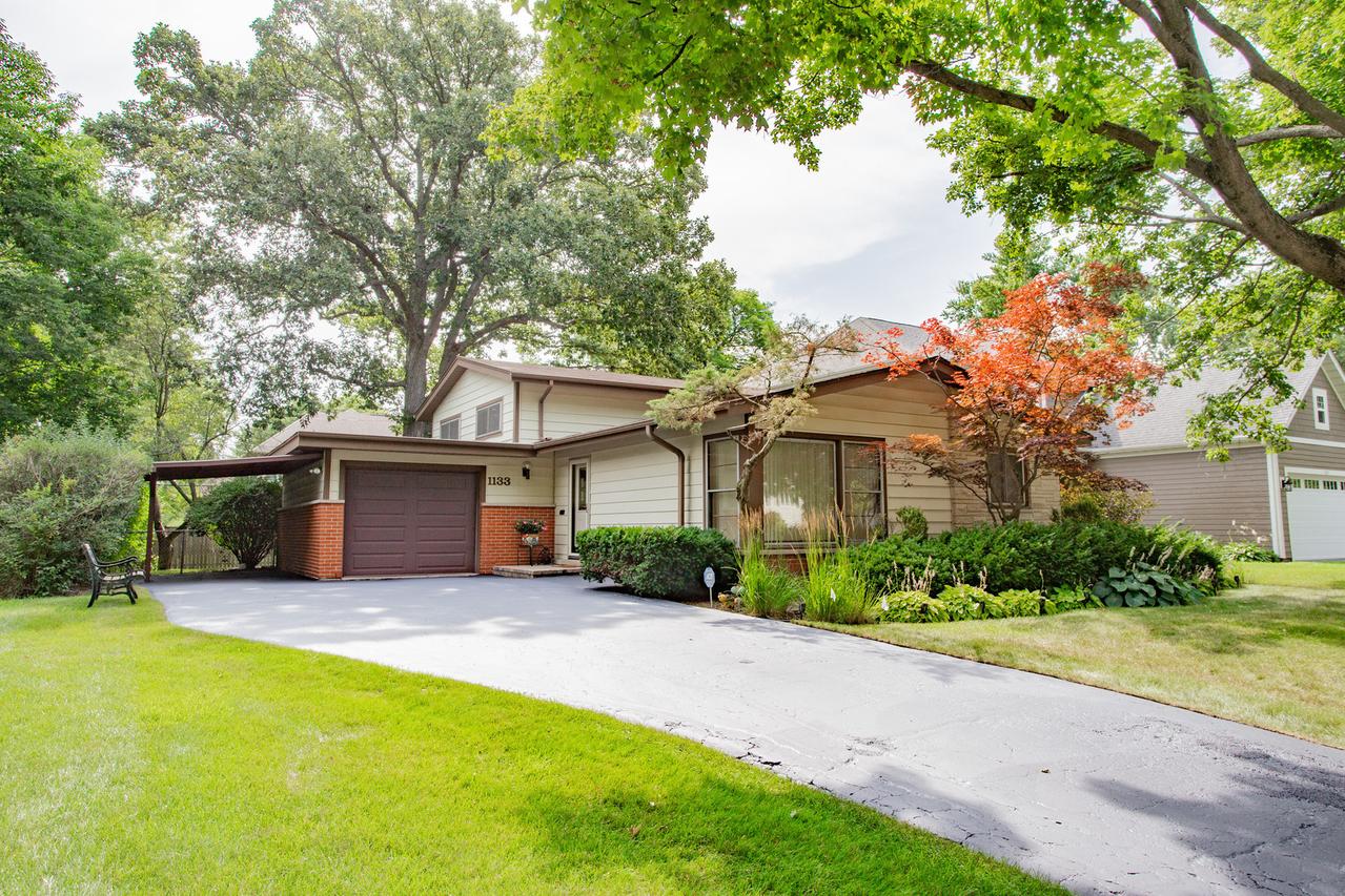 1133 Kenton Rd., Deerfield, IL 60015