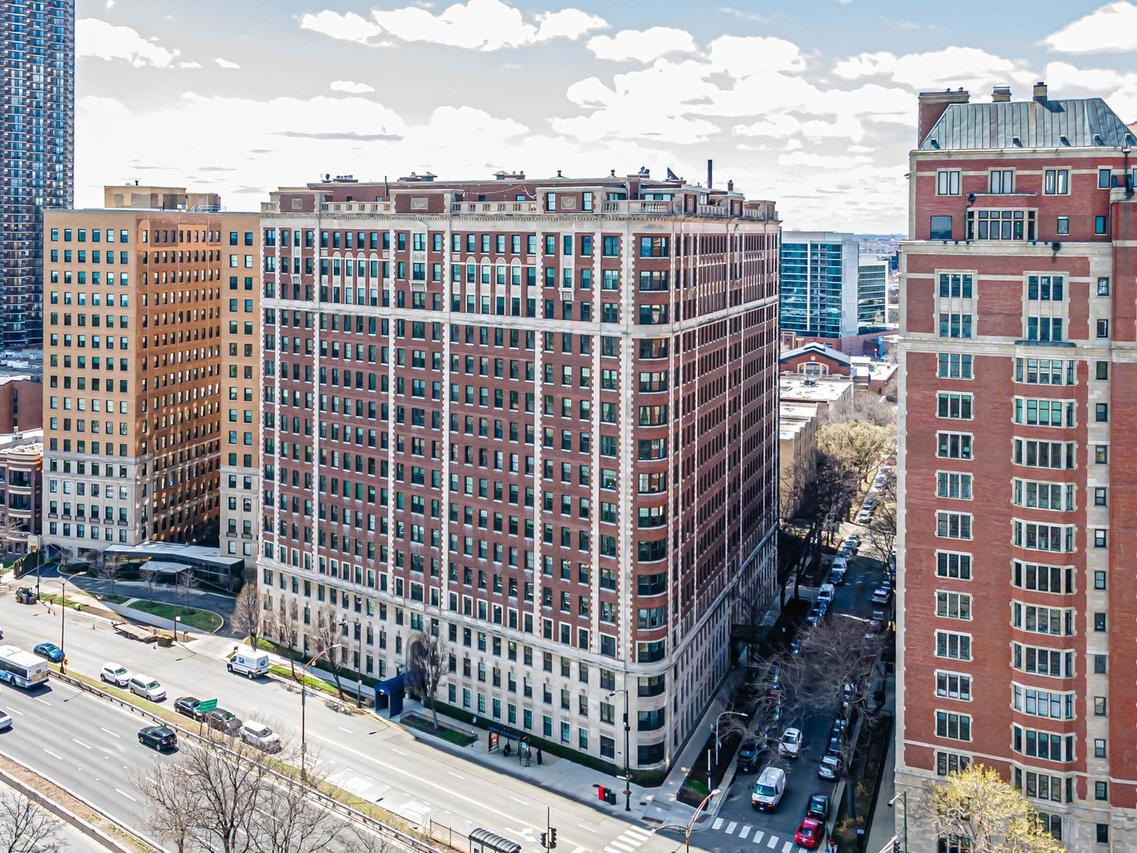 3750 N Lake Shore Dr. #2C, Chicago, IL 60613