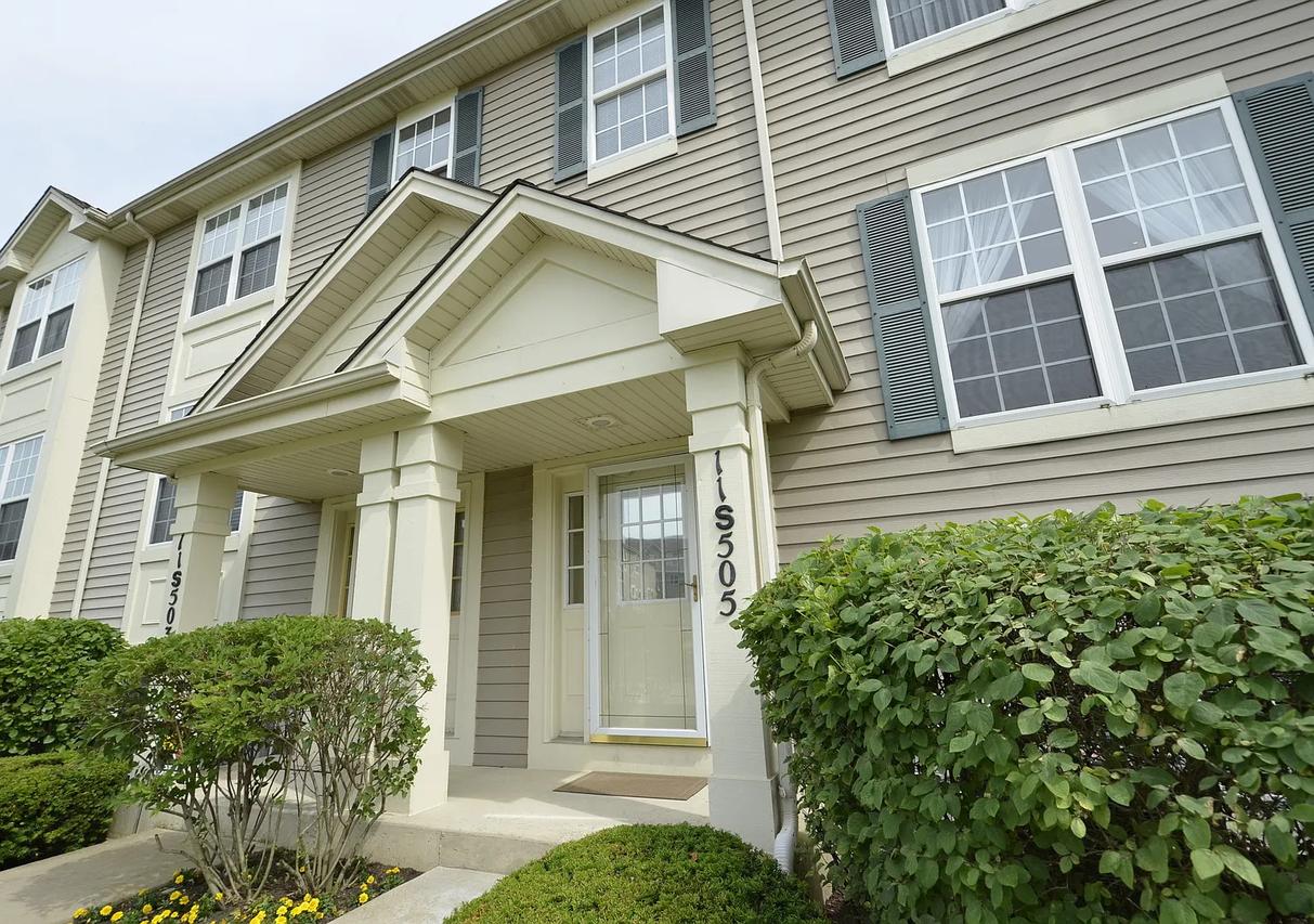 11S505 Rachael Ct., Willowbrook, IL 60527