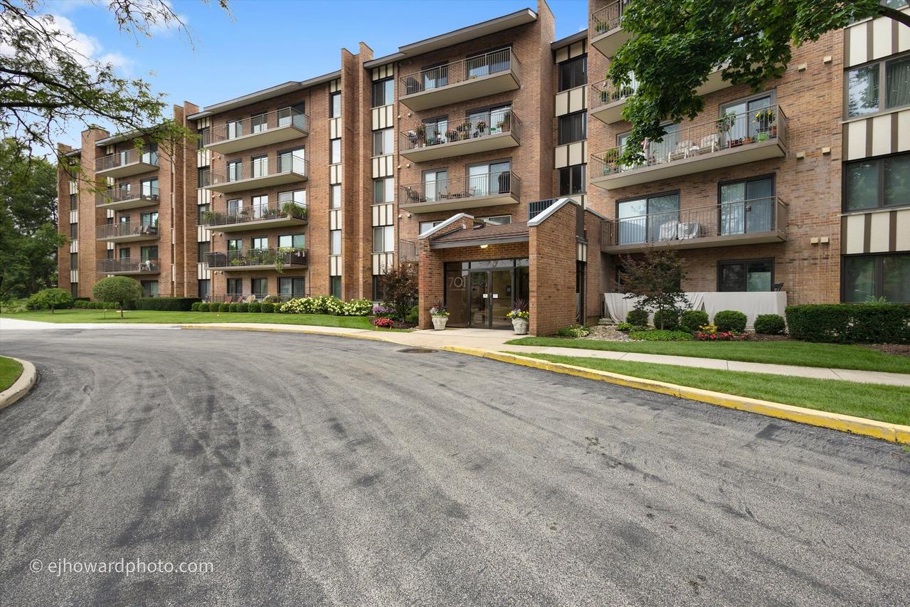 701 Lake Hinsdale Dr. #103, Willowbrook, IL 60527