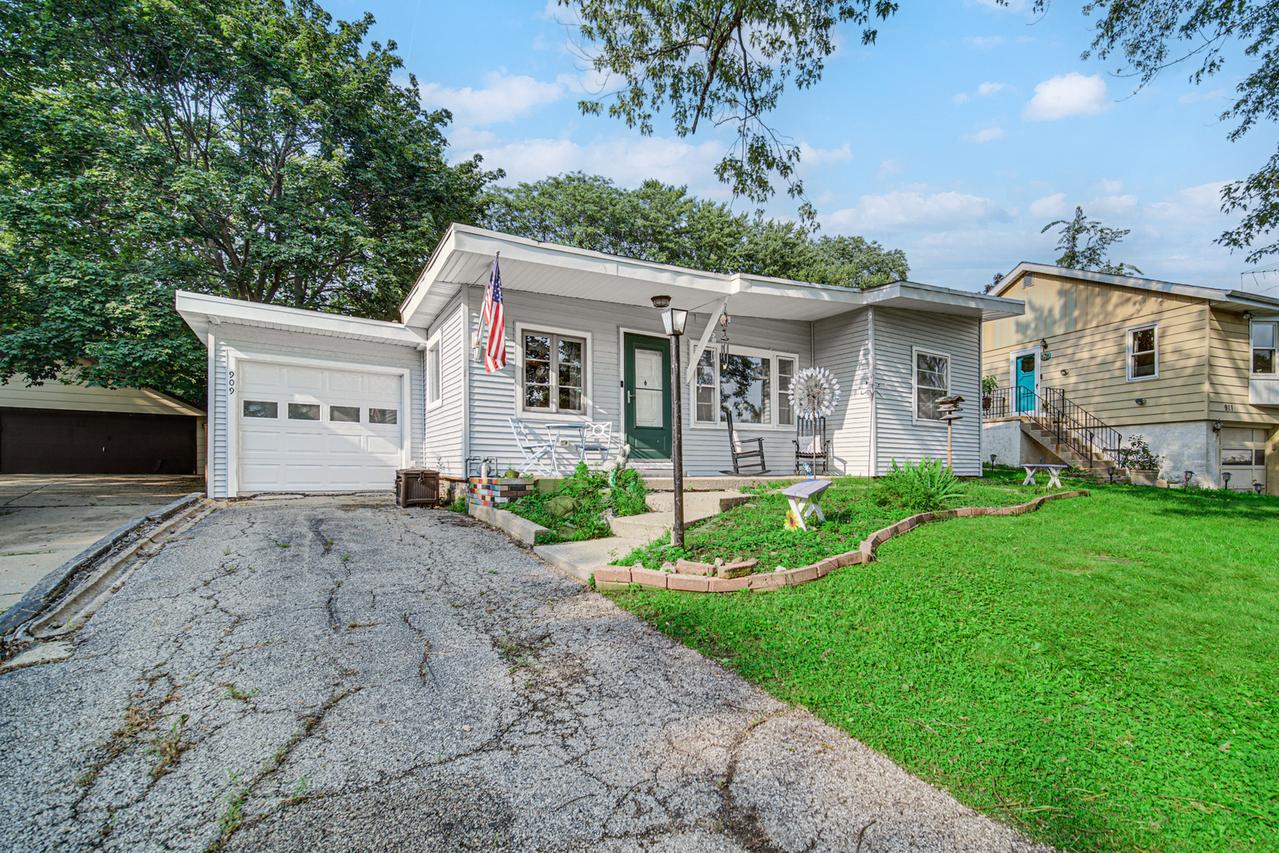 909 Pershing Dr., Wauconda, IL 60084