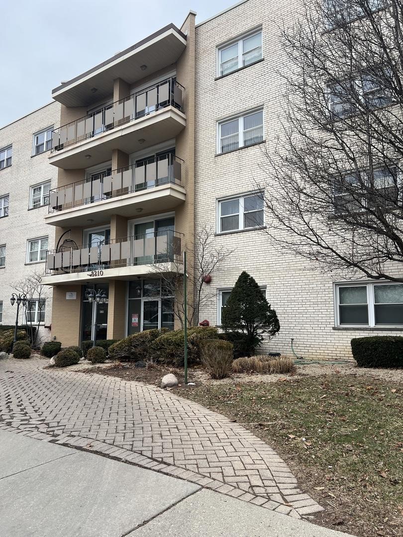 8210 Elmwood Ave. #403, Skokie, IL 60077