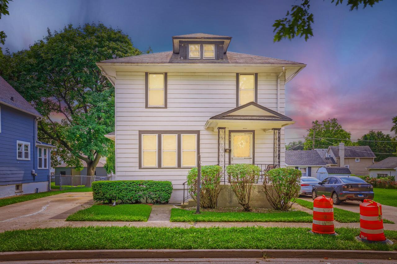 709 Center St., Waukegan, IL 60085