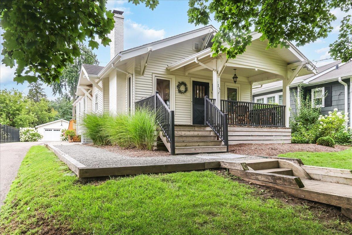 225 Coolidge Ave., Barrington, IL 60010