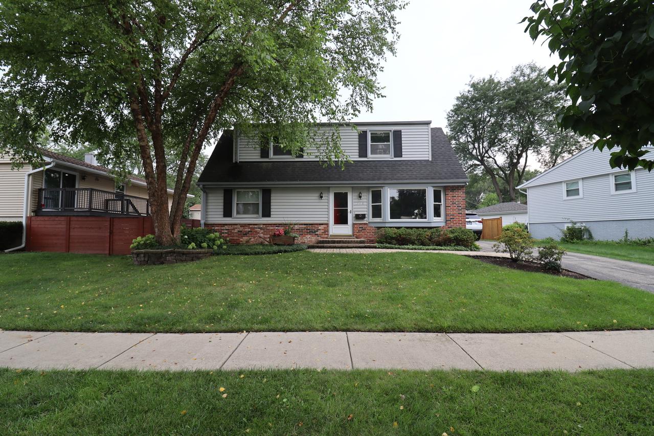 348 Cherrywood Rd., Buffalo Grove, IL 60089