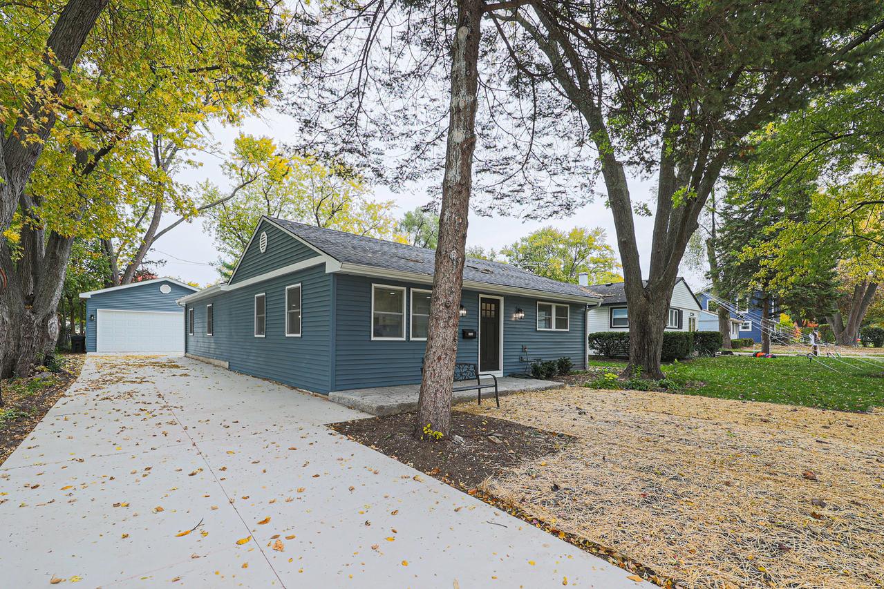 2506 Sigwalt St., Rolling Meadows, IL 60008