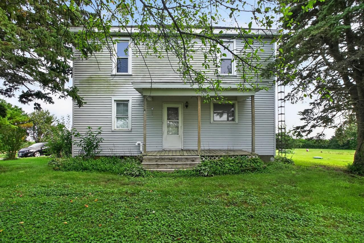 1112 N 33rd Rd., Utica, IL 61373