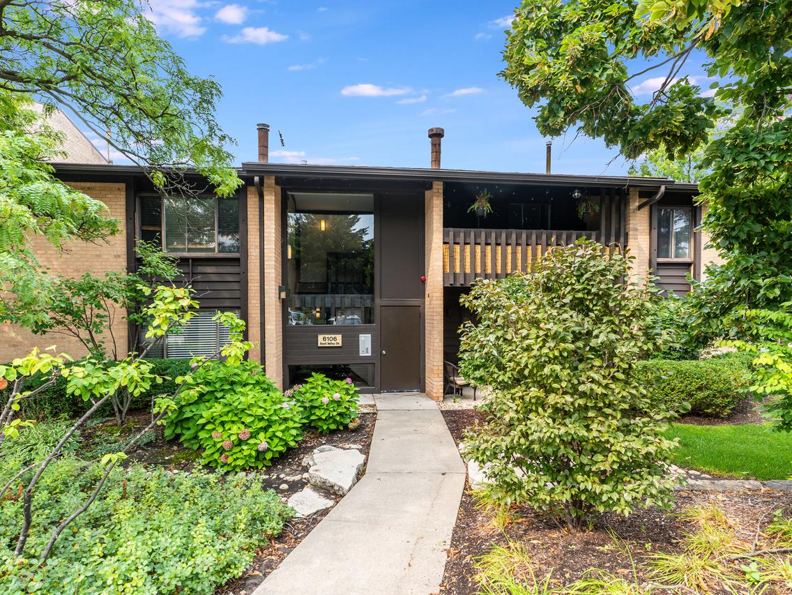 6106 Knoll Valley Dr. #102, Willowbrook, IL 60527
