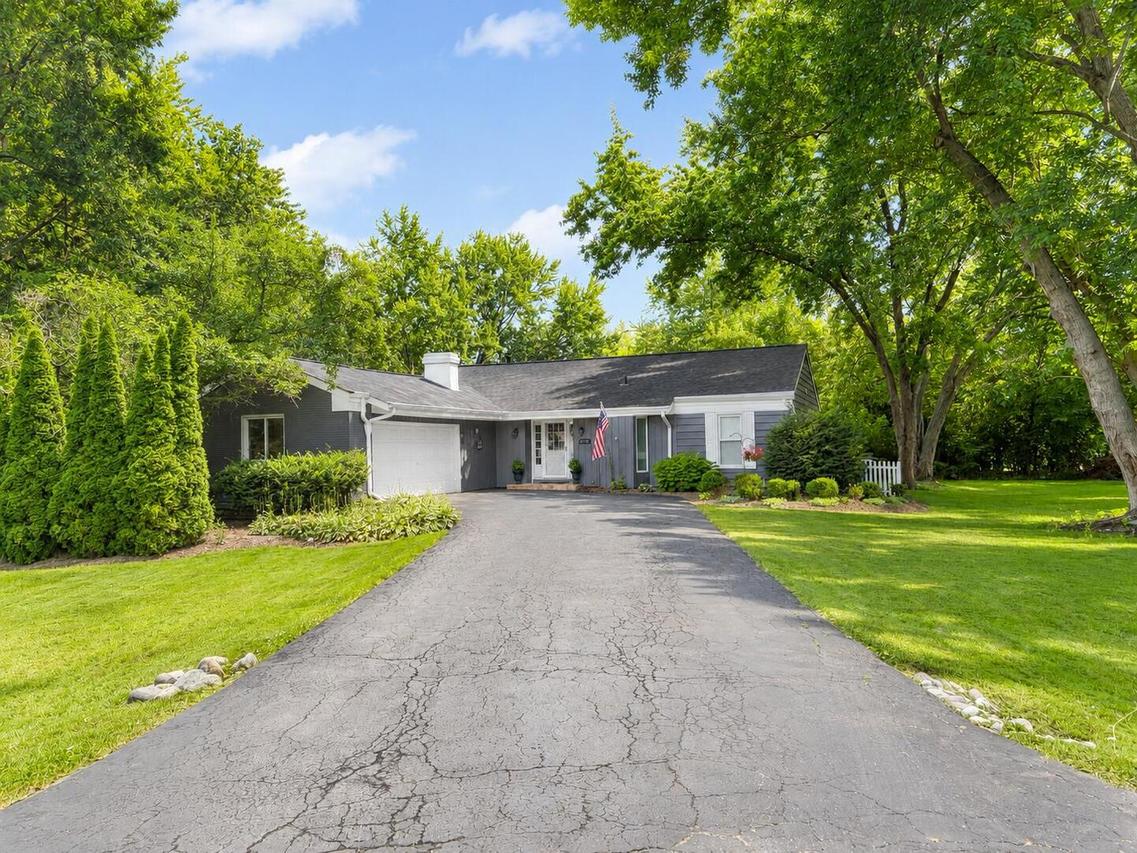 1716 Myrna Ct., Sleepy Hollow, IL 60118