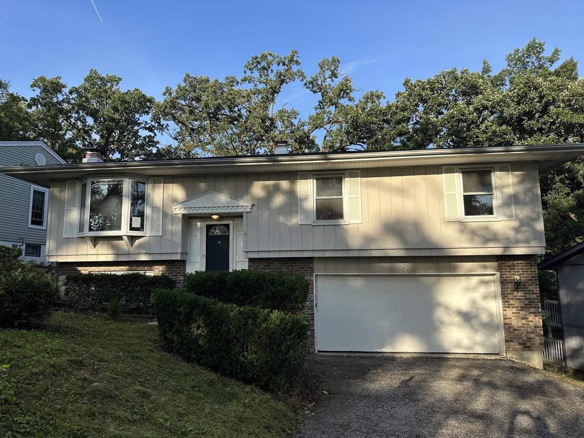 223 Indian Tr., Lake In The Hills, IL 60156
