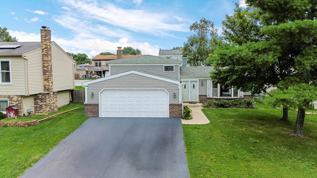 915 Wampum Ct., Carol Stream, IL 60188
