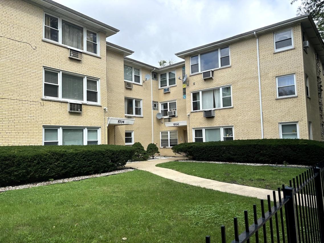 5700 W Montrose Ave. #1-C, Chicago, IL 60634
