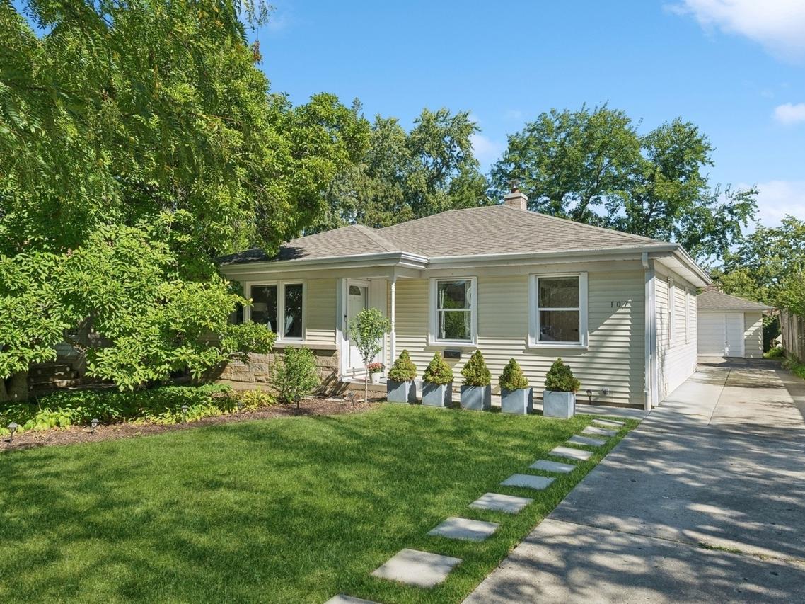 107 Parkview Rd., Glenview, IL 60025