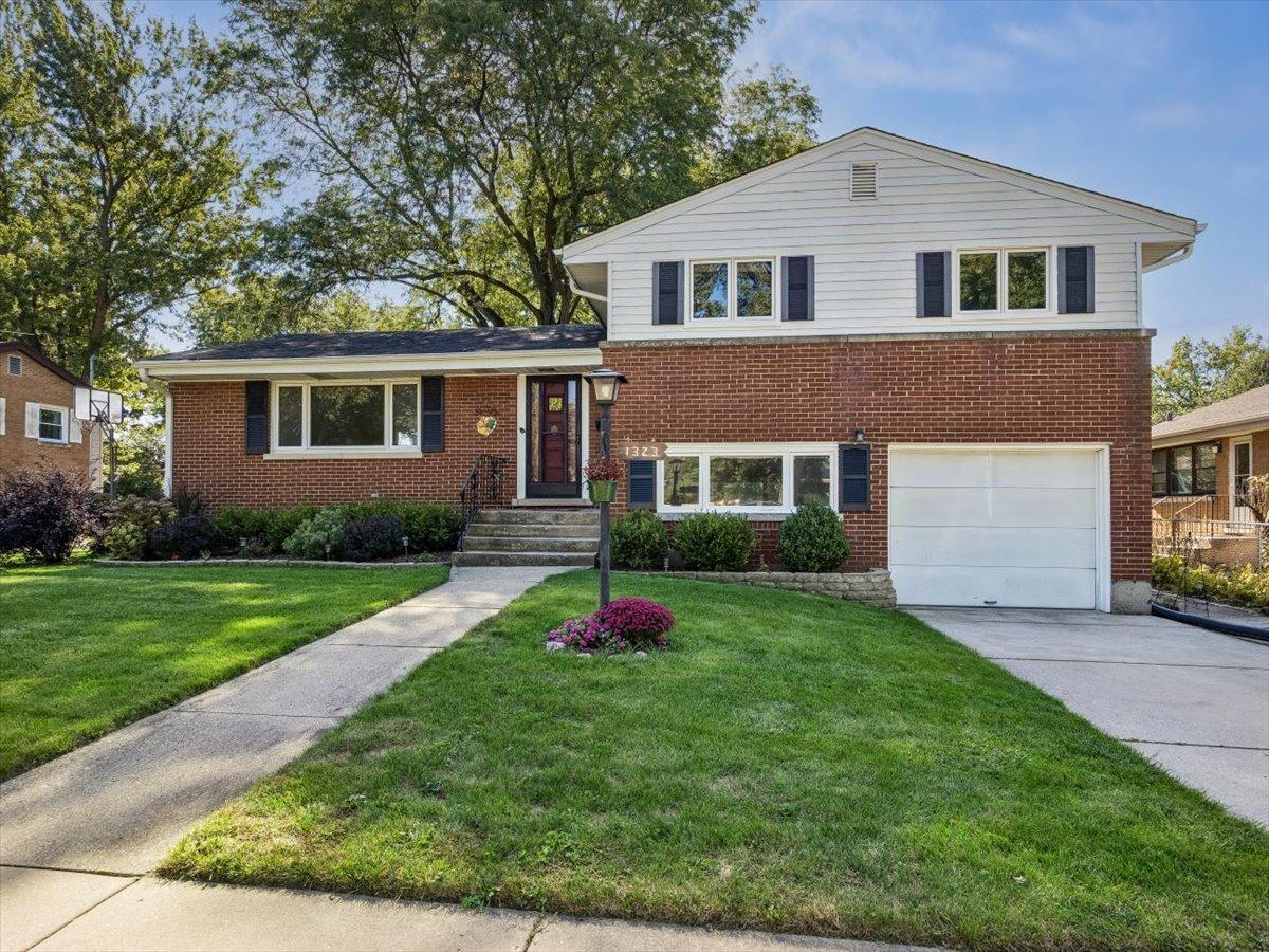 1323 W Sigwalt St., Arlington Heights, IL 60005