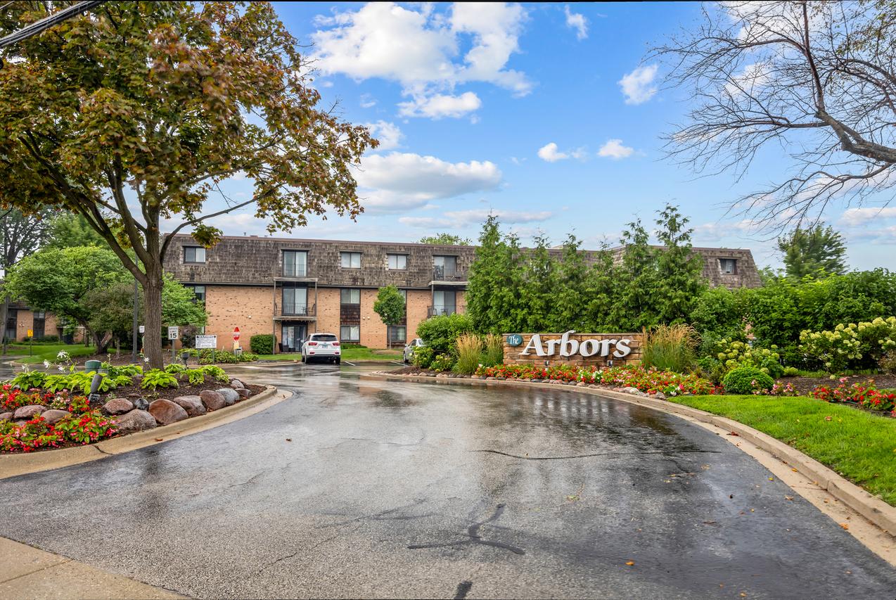 1 Oak Creek Dr. #2303, Buffalo Grove, IL 60089