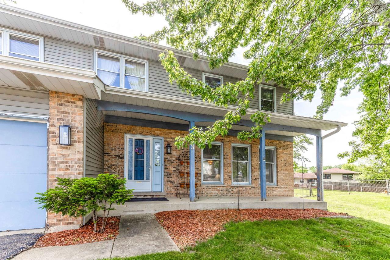 793 Santa Fe Ct., Carol Stream, IL 60188