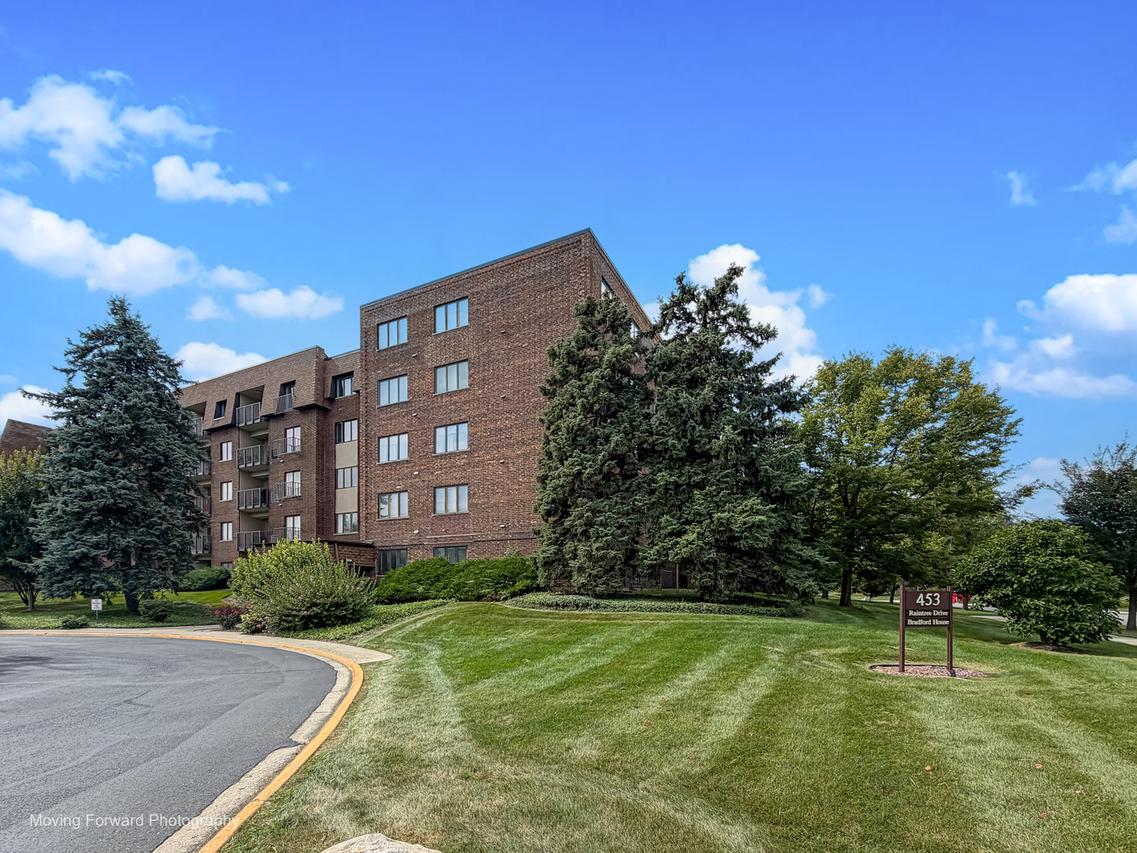 453 Raintree Dr. #5K, Glen Ellyn, IL 60137