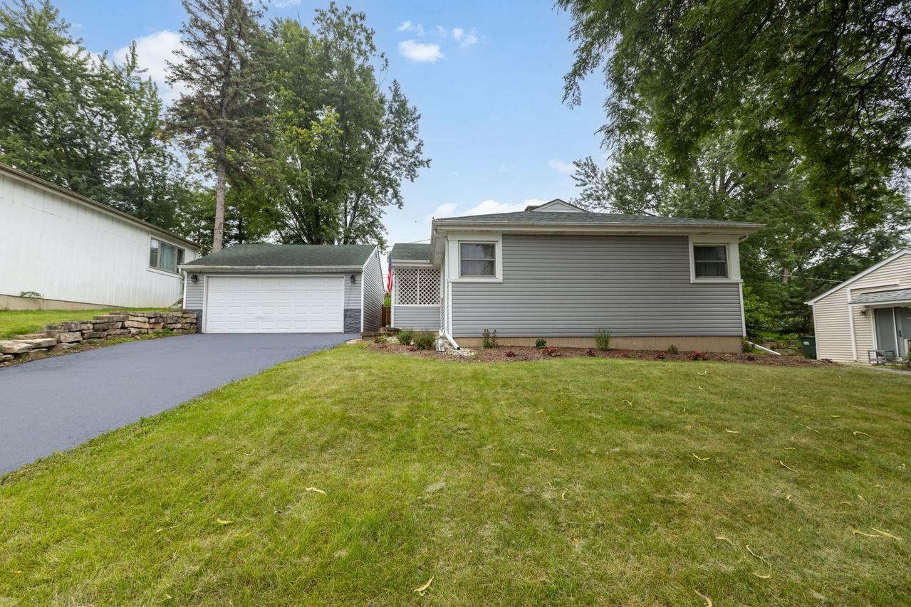 9 Grant Ave., Lake In The Hills, IL 60156