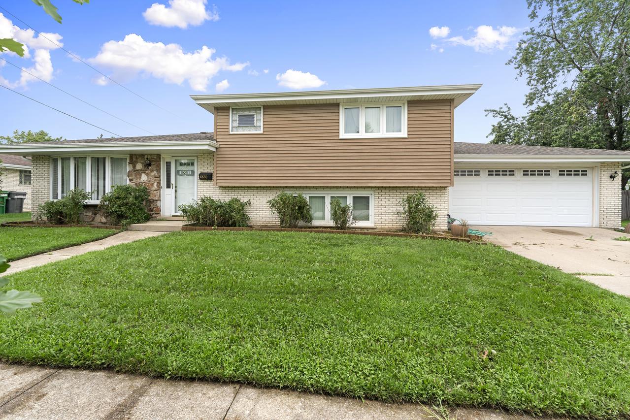 8830 W Lotus Dr., Hickory Hills, IL 60457