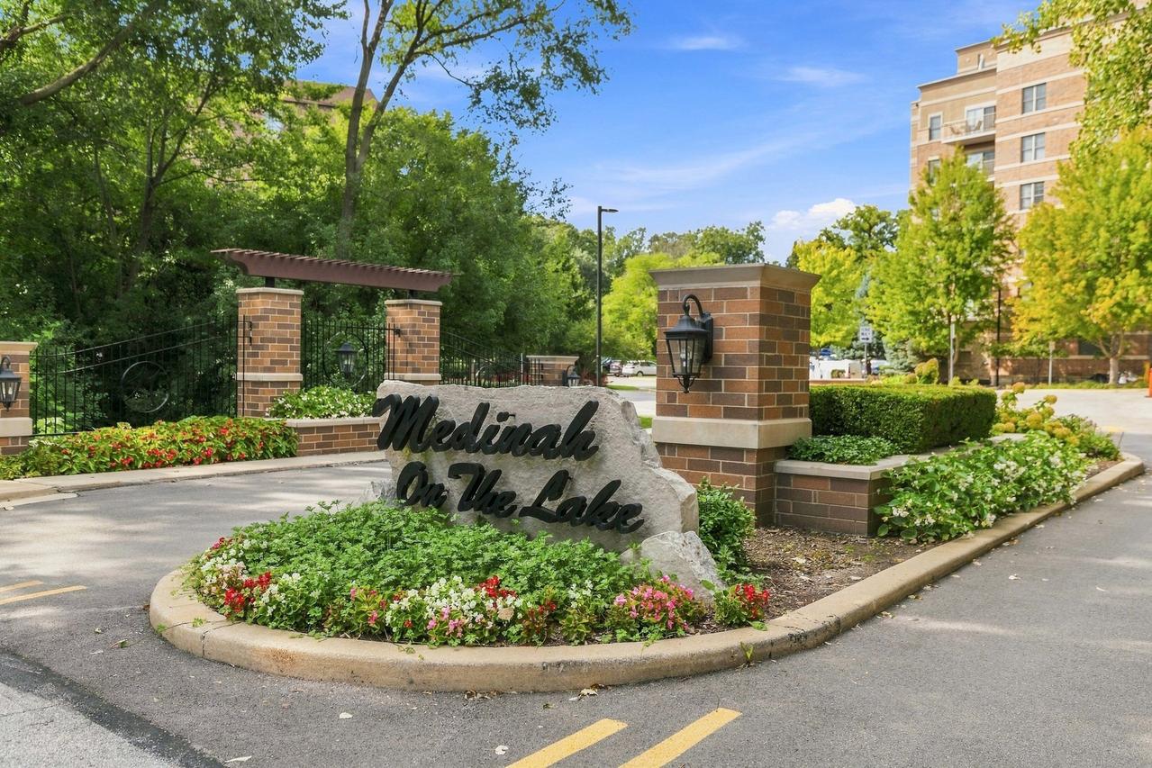 120 Lakeview Dr. #215, Bloomingdale, IL 60108