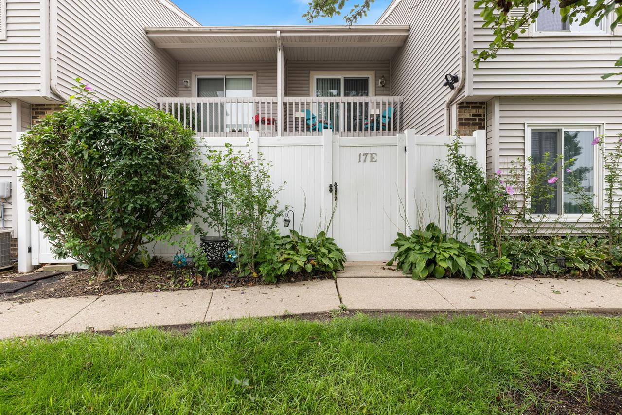 17 Fernwood Dr. #E, Bolingbrook, IL 60440