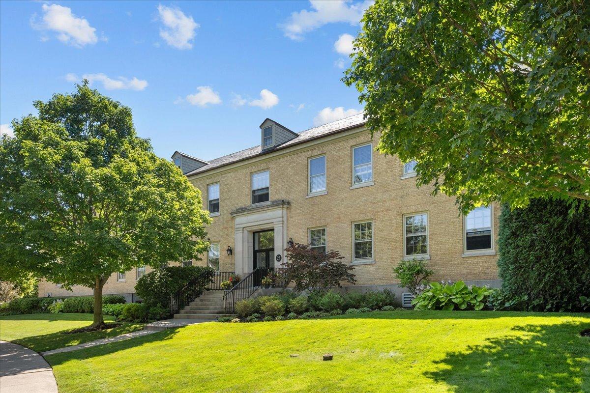 25 Ronan Rd. #204, Highwood, IL 60040