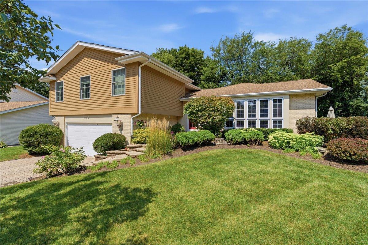 206 Londonderry Ct., Mundelein, IL 60060