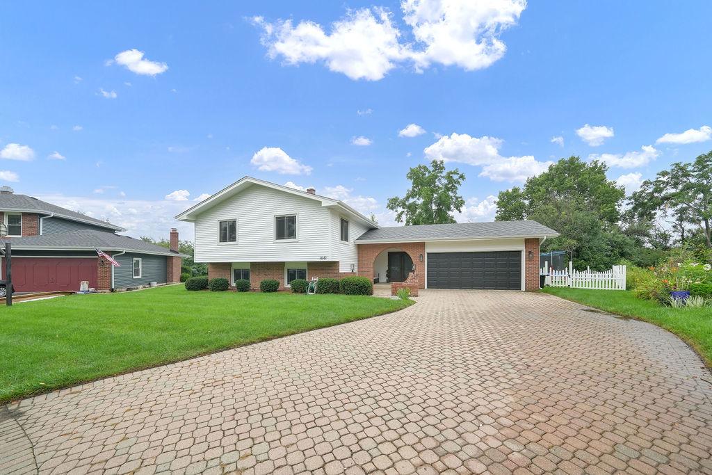 1441 Holland Pl., Downers Grove, IL 60515