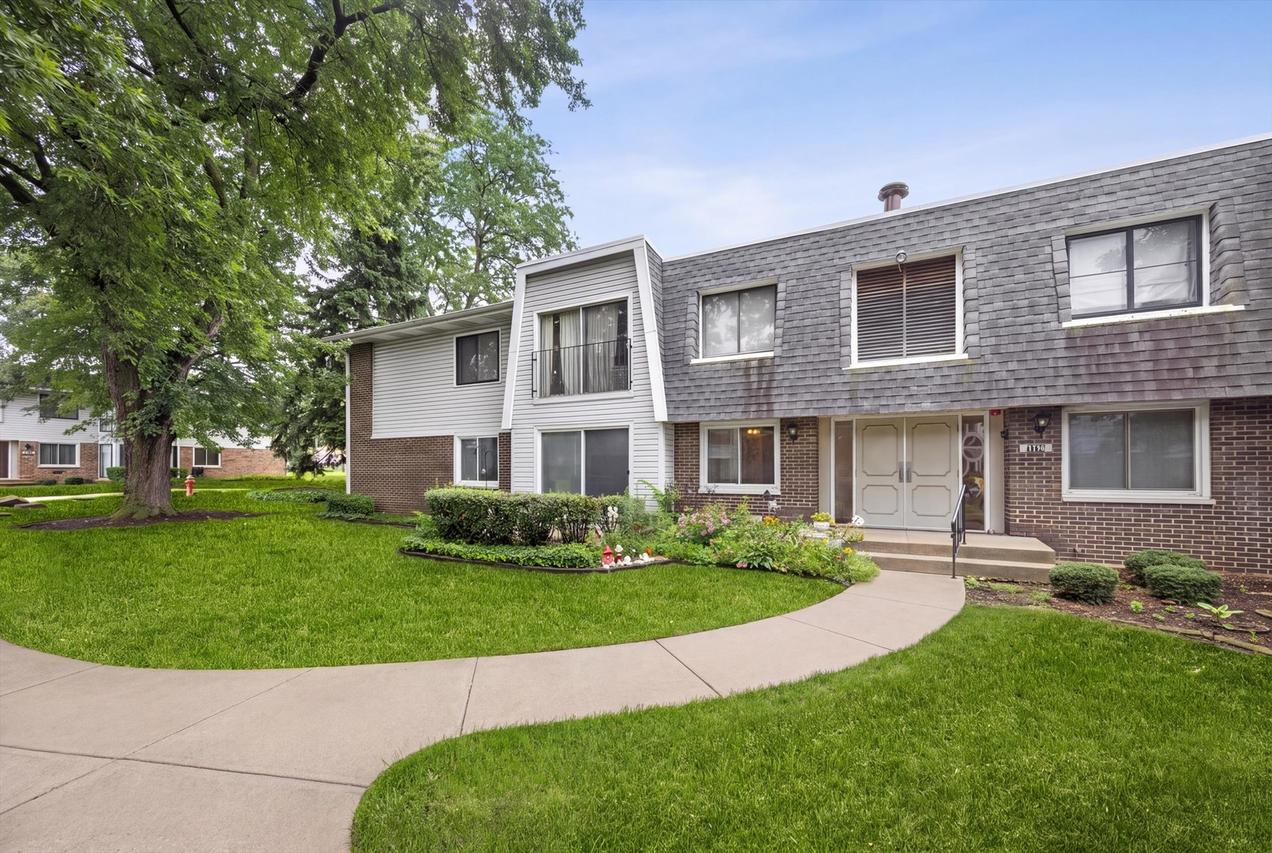 2720 Mitchell Dr. #4, Woodridge, IL 60517