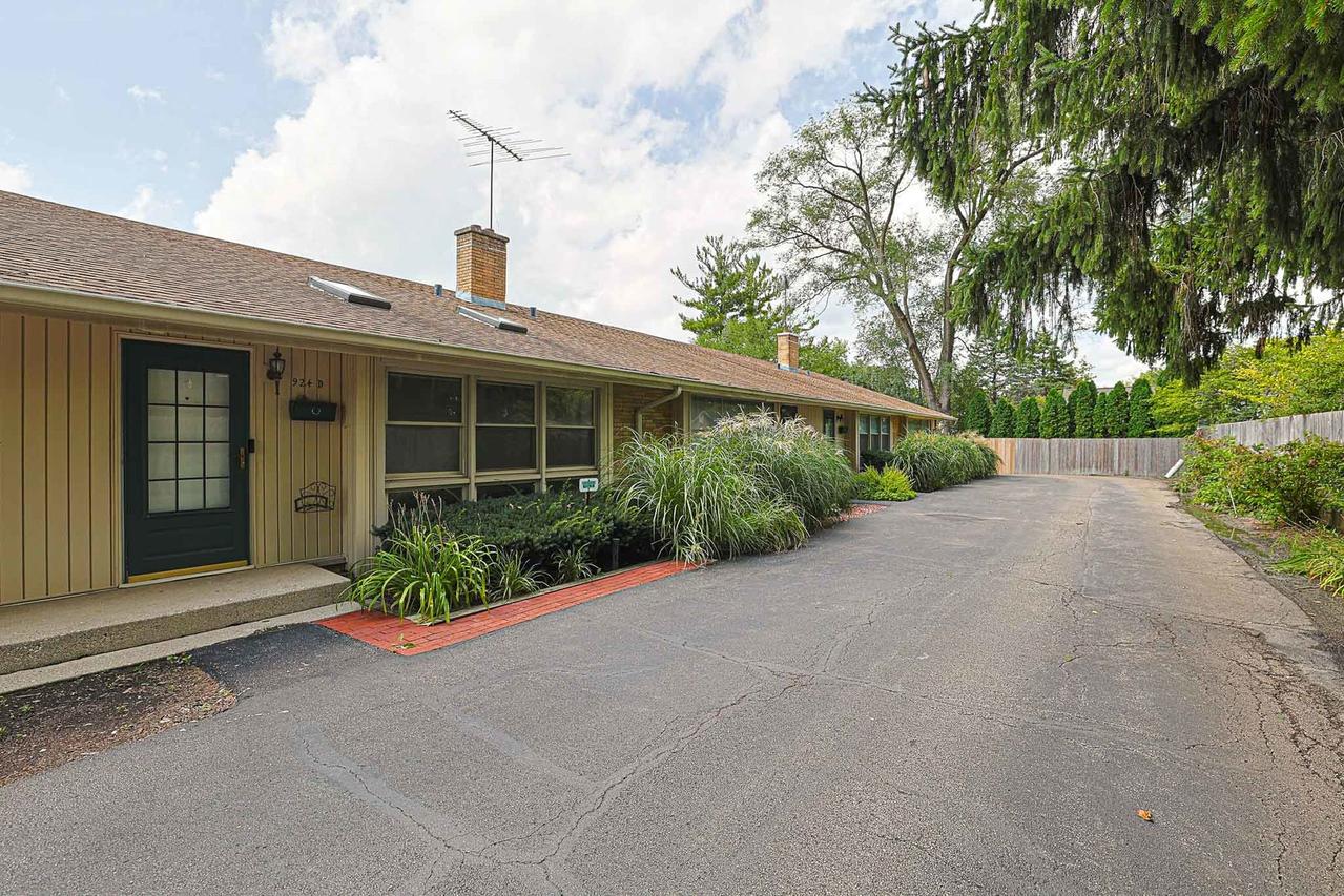 924 N Milwaukee Ave. #D, Libertyville, IL 60048