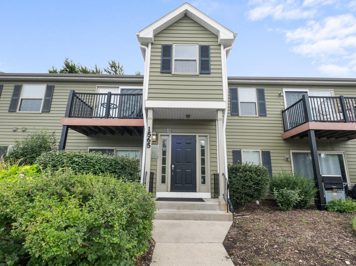 1565 Raymond Dr. #203, Naperville, IL 60563