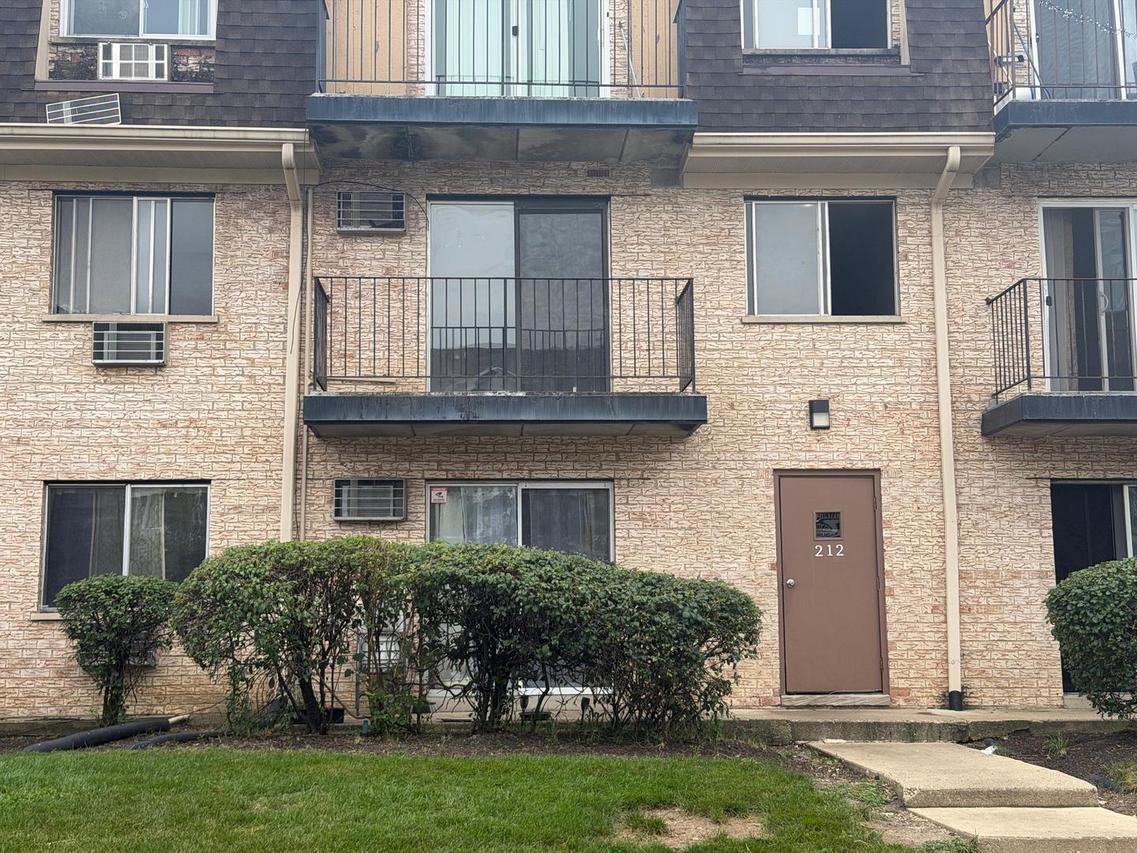 212 Shorewood Dr. #1B, Glendale Heights, IL 60139