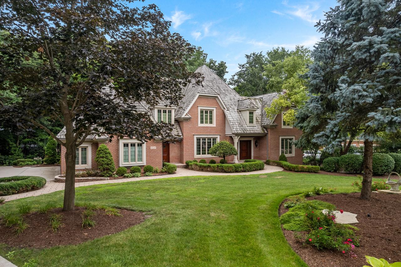 713 Fox Glen Dr., St. Charles, IL 60174