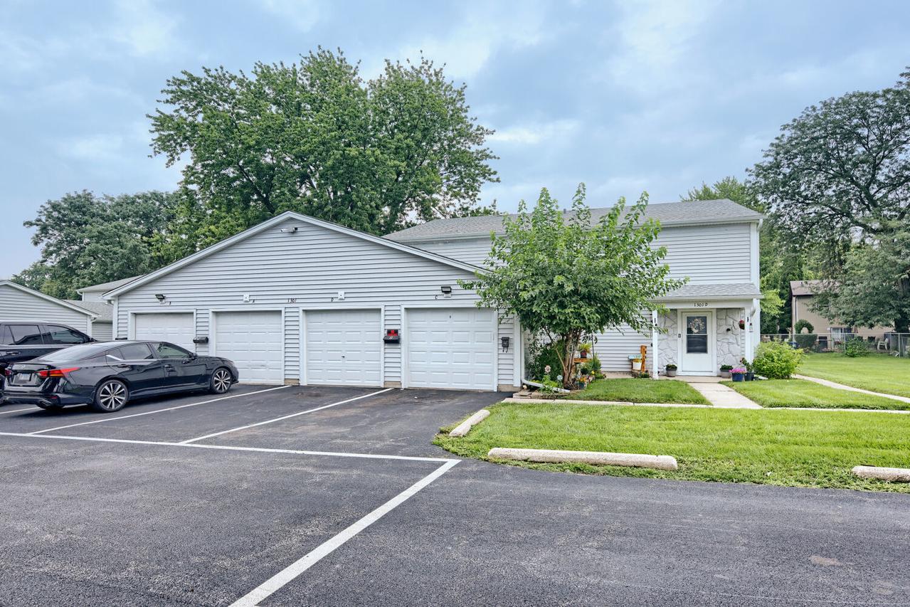 1301 N Glen Cir. #D, Aurora, IL 60506