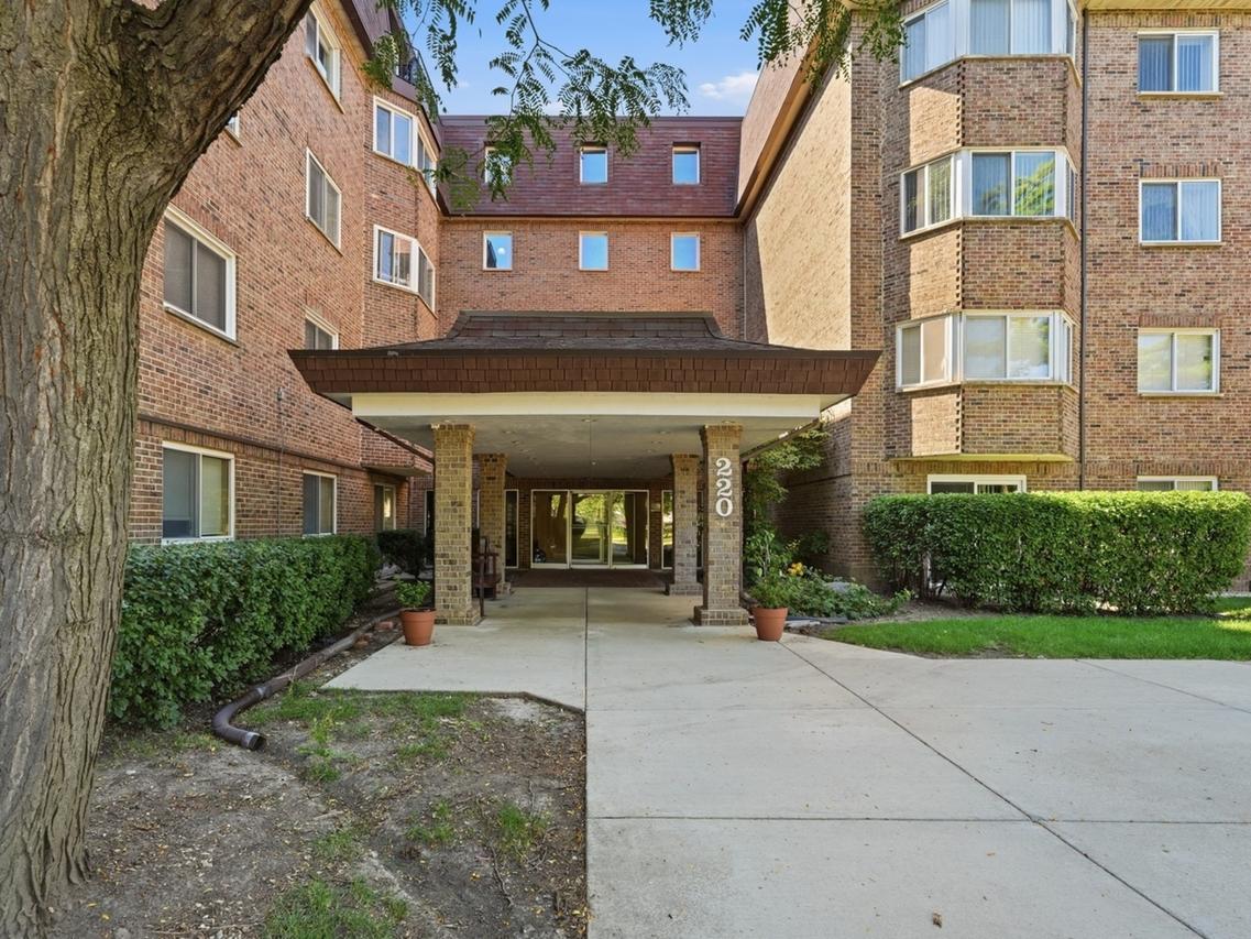220 S Roselle Rd. #321, Schaumburg, IL 60193