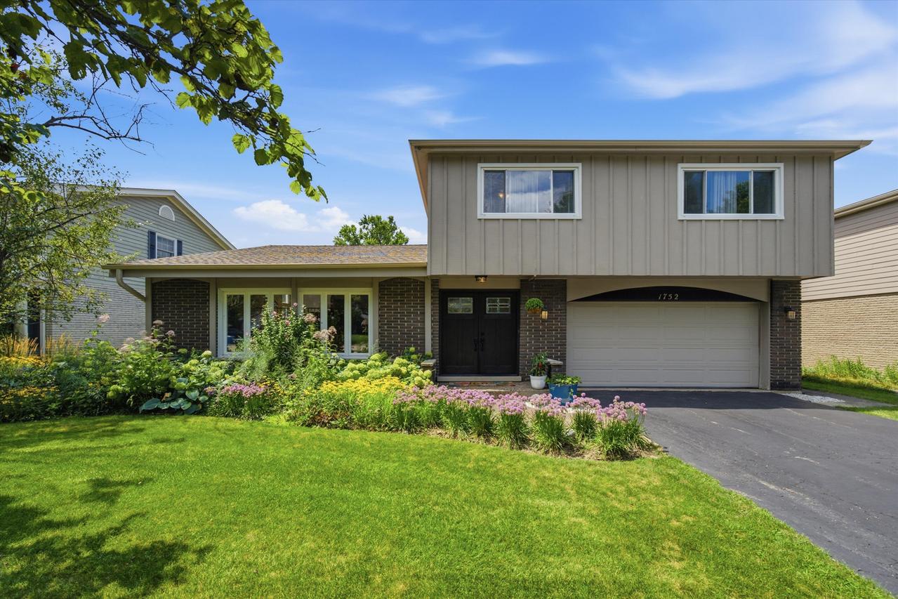 1752 Mccraren Rd., Highland Park, IL 60035
