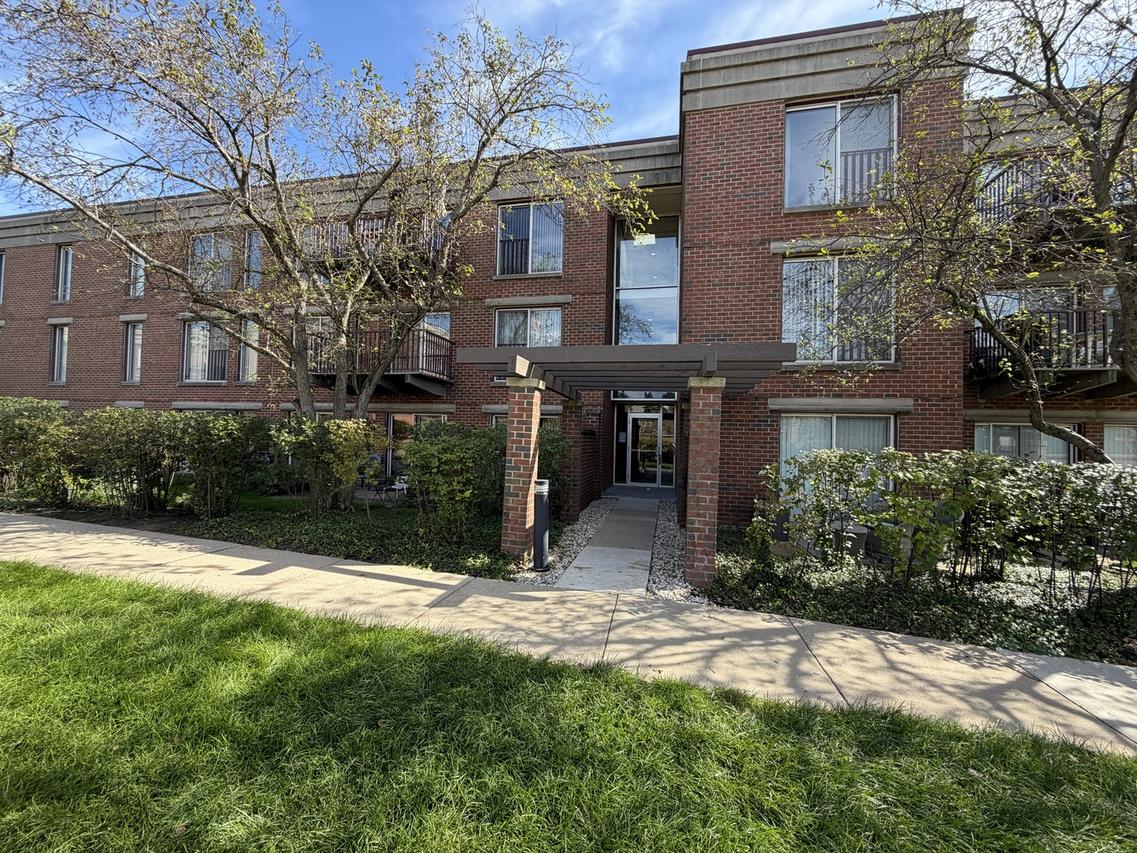 422 Kelburn Rd. #325, Deerfield, IL 60015