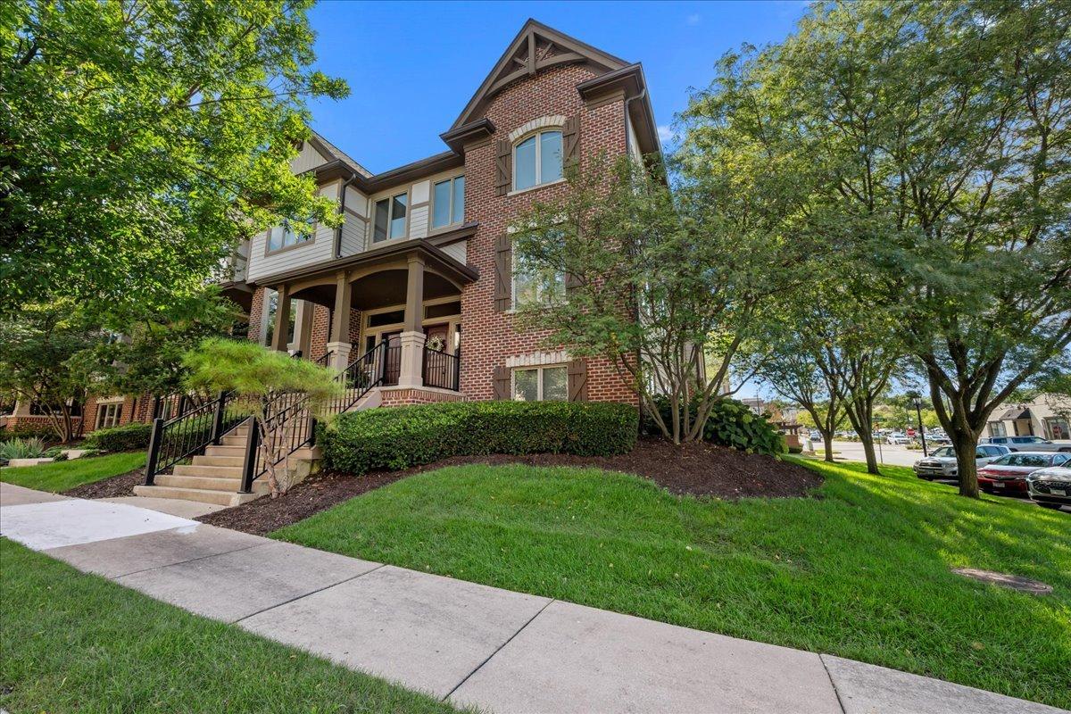 301 Brownstone Dr., St. Charles, IL 60174
